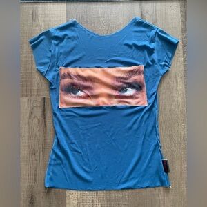 TORA-LILY eye graphic top